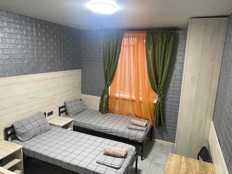 Оренда студії  в цоколі-дешева ціна (з великим вікном)