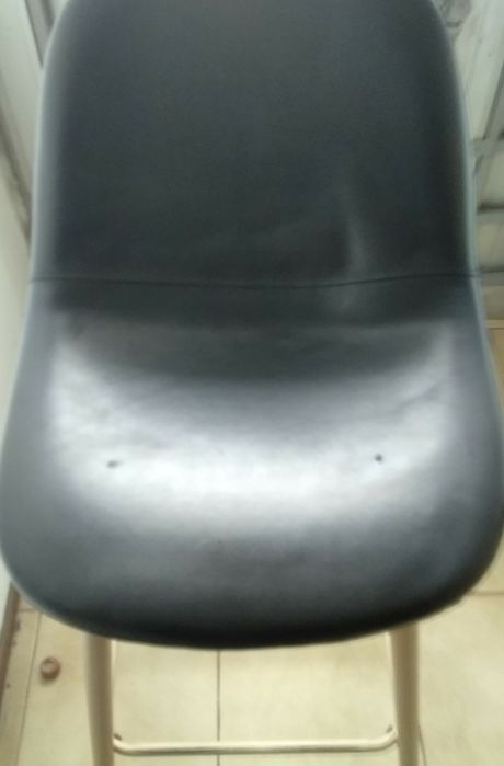 Cadeira de pés altos em pele