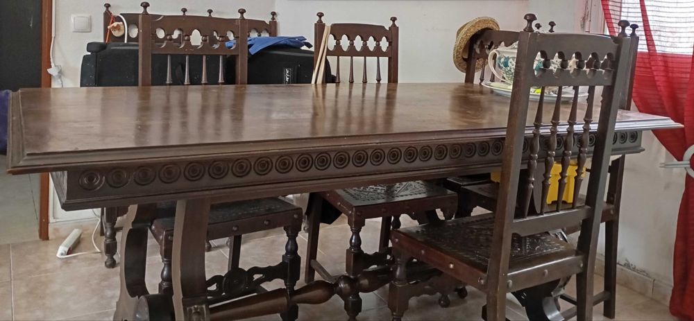 Aparador e mesa de sala antigo