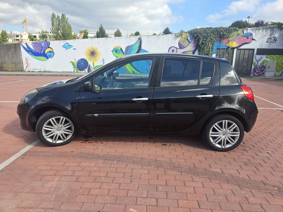 Renault Clio 1.5 dCi Luxury – Teto Solar, Pele, Multimédia GPS e Bimassa Novo!