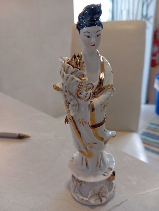 Várias peças em cerâmica decorativas