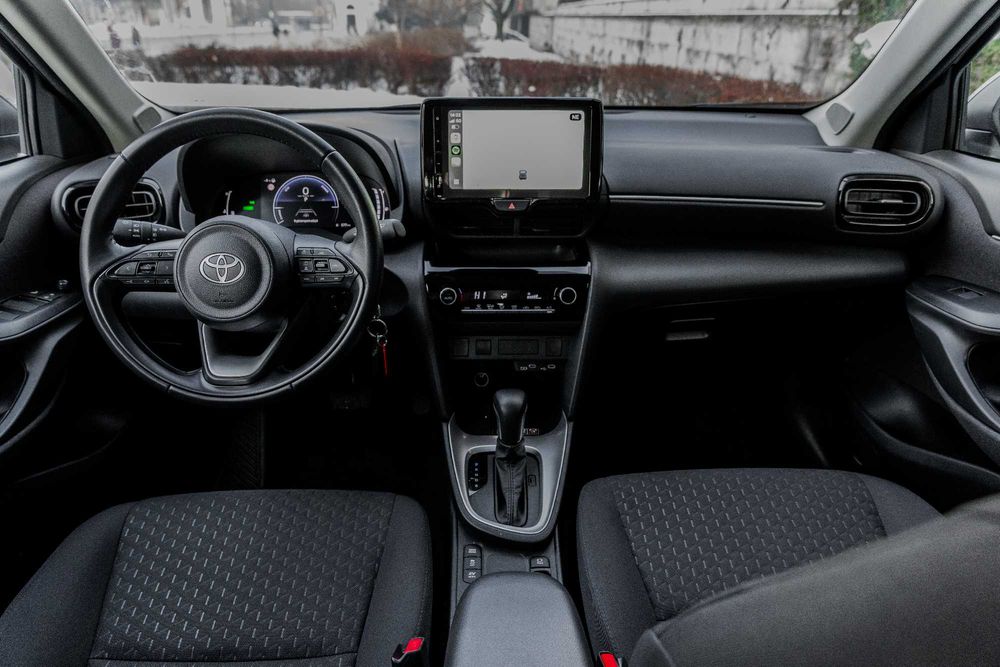 Hybrydowy SUV na wynajem Poznań: Toyota Yaris Cross
