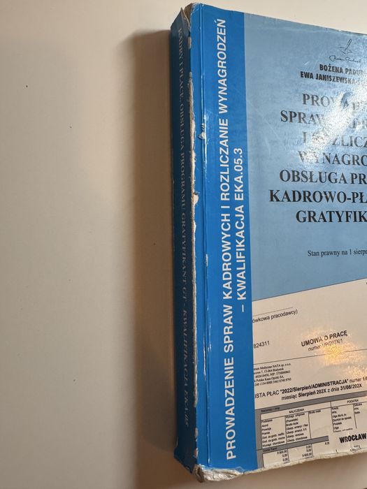 Prowadzenie spraw kadrowych i rozliczanie wynagrodzeń.