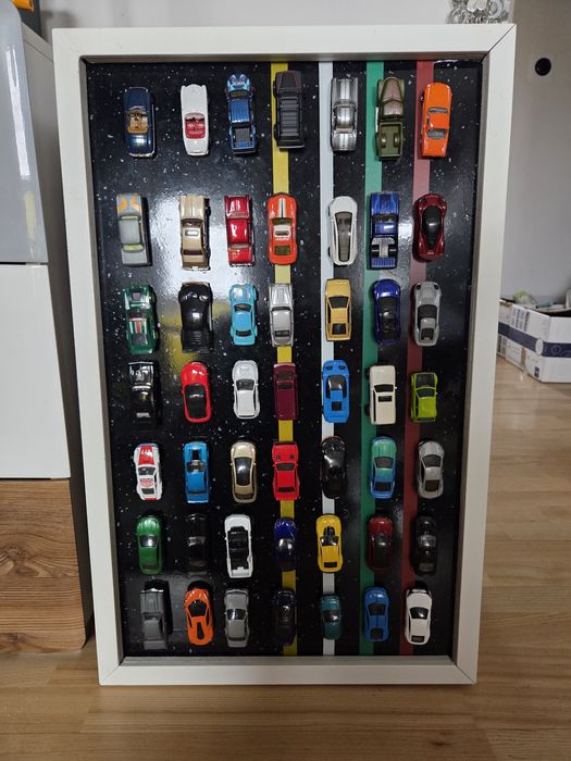 Ręcznie wykonana tablica Hot Wheels – 49 samochodzików z oświetleniem