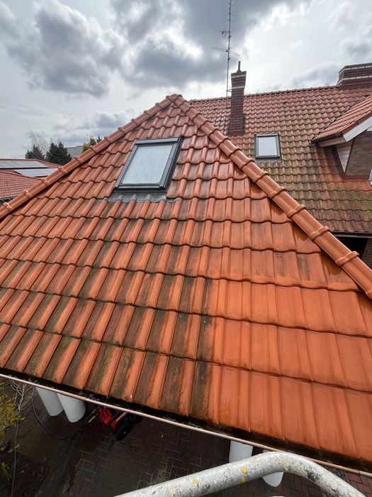 Mycie dachów i elewacji z podnośnika koszowego