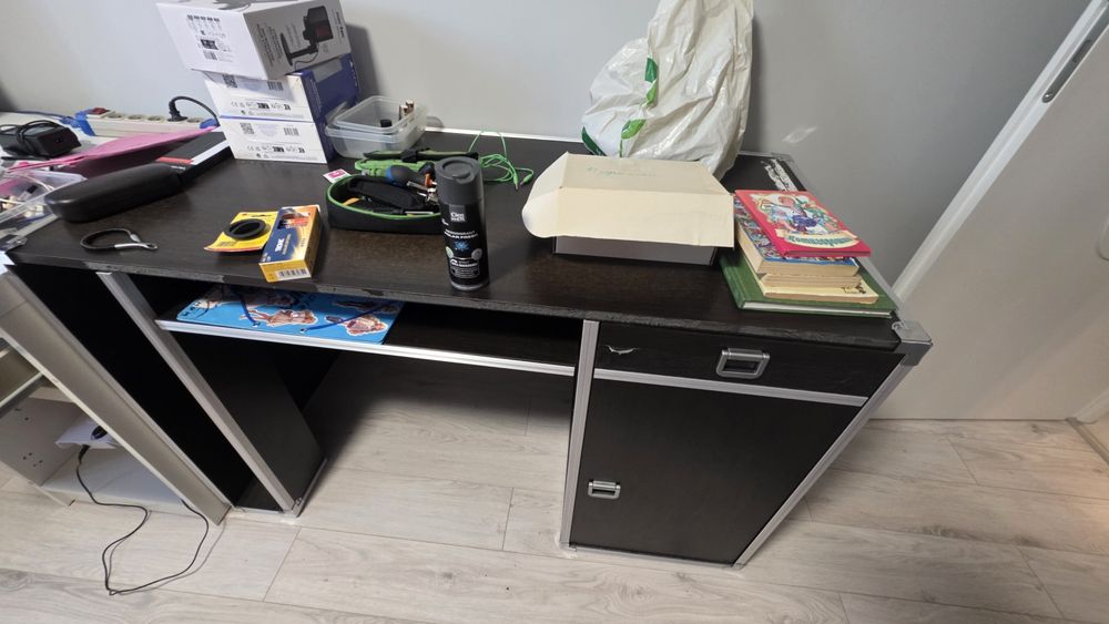 Oddam za darmo biurko (styl flightcase / okucia metalowe)