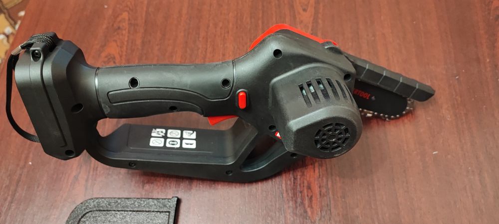 Акумуляторна пила