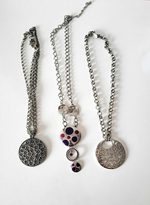 Várias gargantilhas