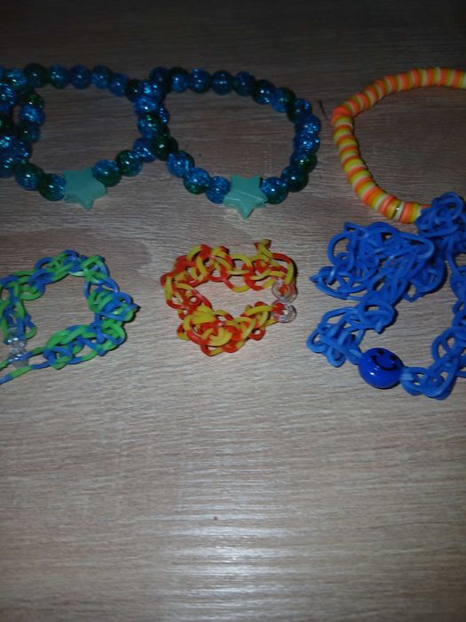 bransoletki z koralików i gumeczek