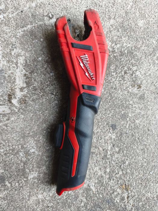 Obcinak milwaukee c12