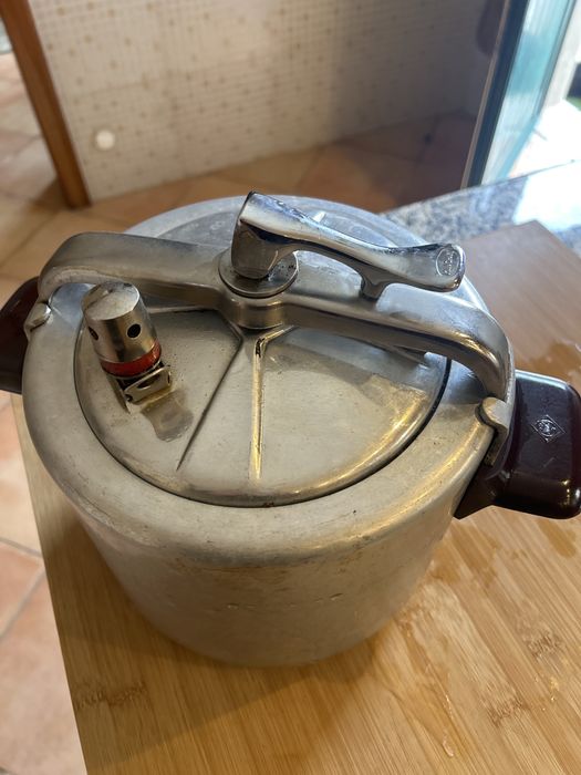 Panela de pressao antiga