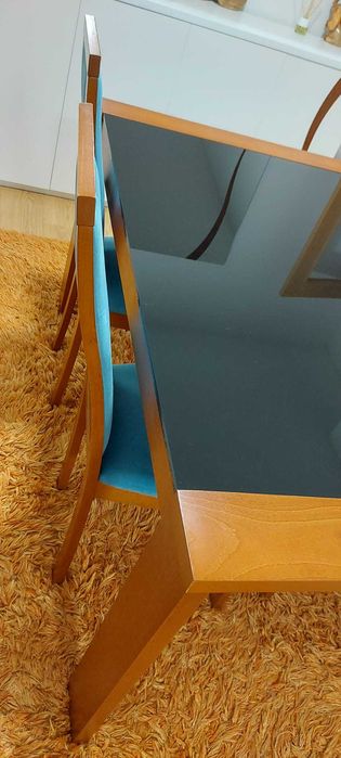 Conjunto de mesa e cadeiras em ótimo estado