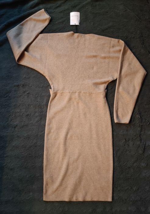 Beżowa sukienka z klamrą