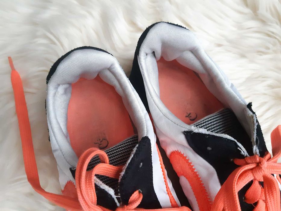 czarno-białe buty sportowe adidasy lekkie zamszowe neon Cropp 36