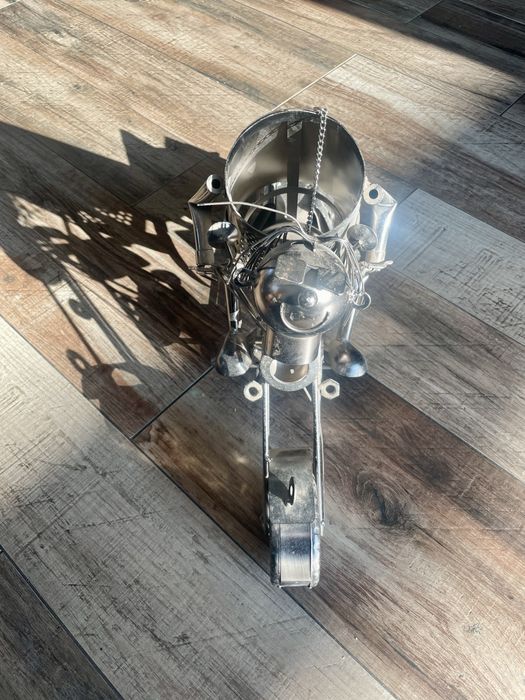 Metalowy stojak na butelkę motocyklista