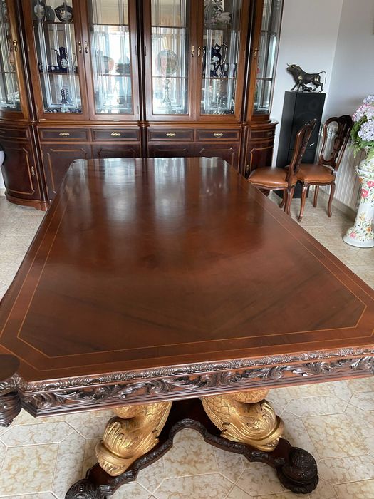 Mesa em nogueira muito grande com moldura com 6 cadeiras e 2 cadeirões
