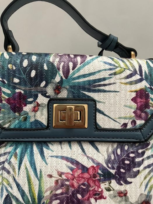 Mala azul com padrão floral como nova , da para usar na mão ou a tira-colo
