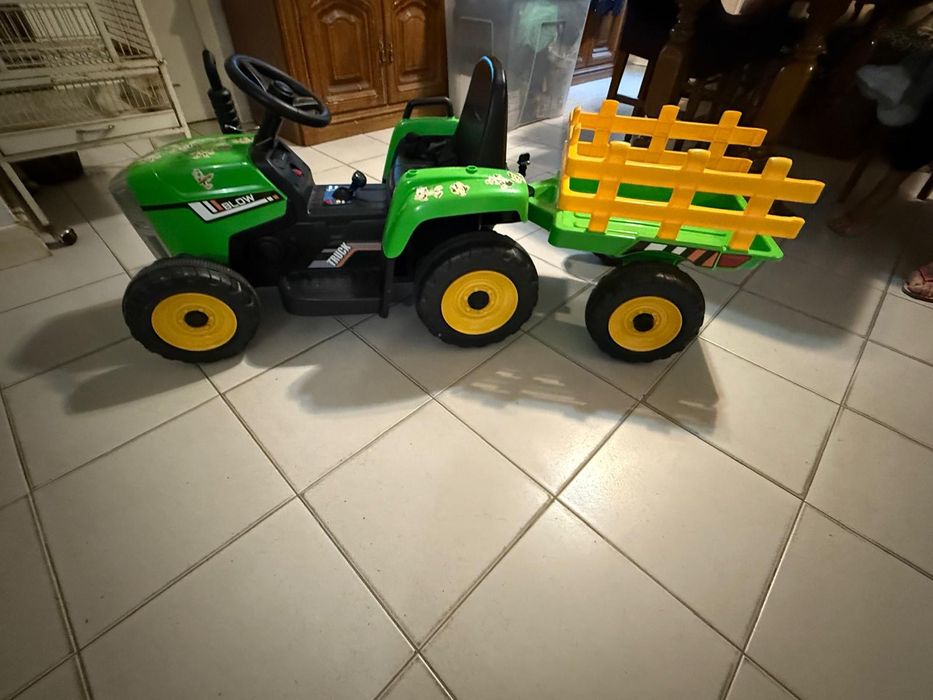 Carro trator criança com 2 velocidades luzes e som