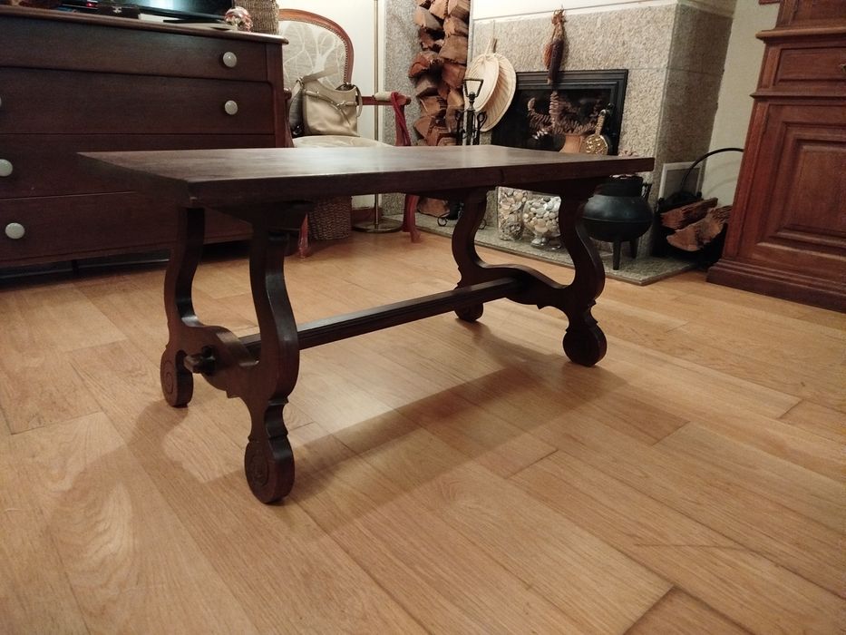 Mesa de sala de visitas clássica de castanho