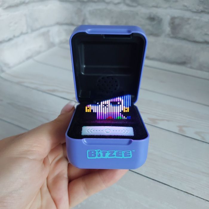 Інтерактивна іграшка з віртуальними цифровими героями Bitzее Spin Mast