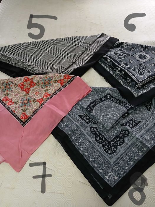 Lenços de senhora de vários tamanhos e modelos.