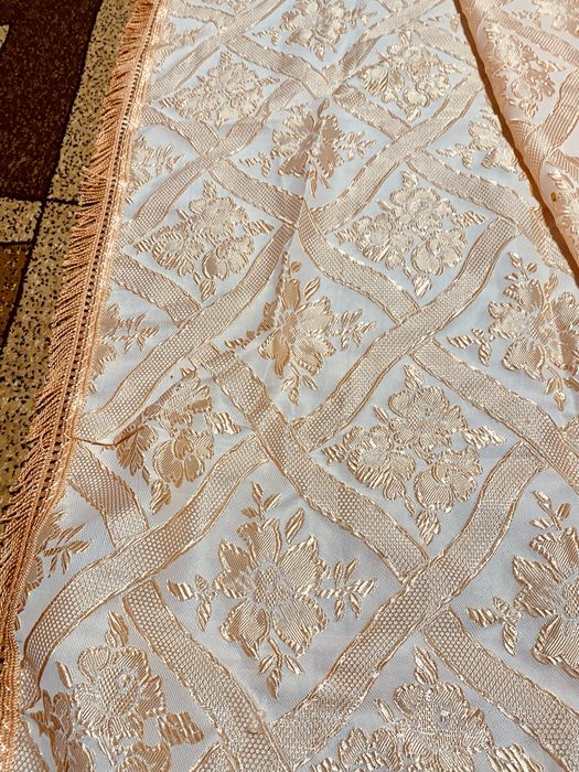 Покрывала большую кровать и наматрасник