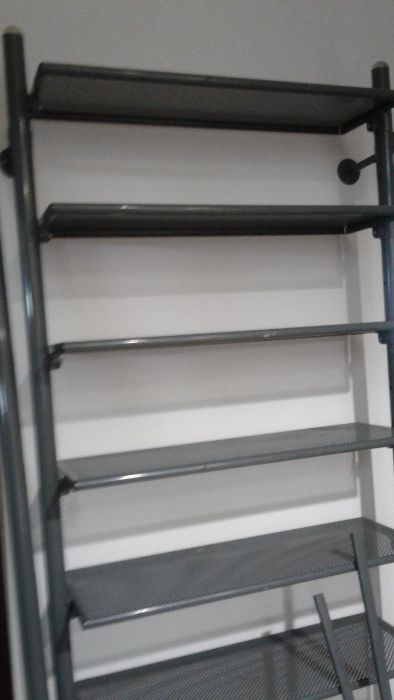 Equipamento em metal para loja pronto a vestir