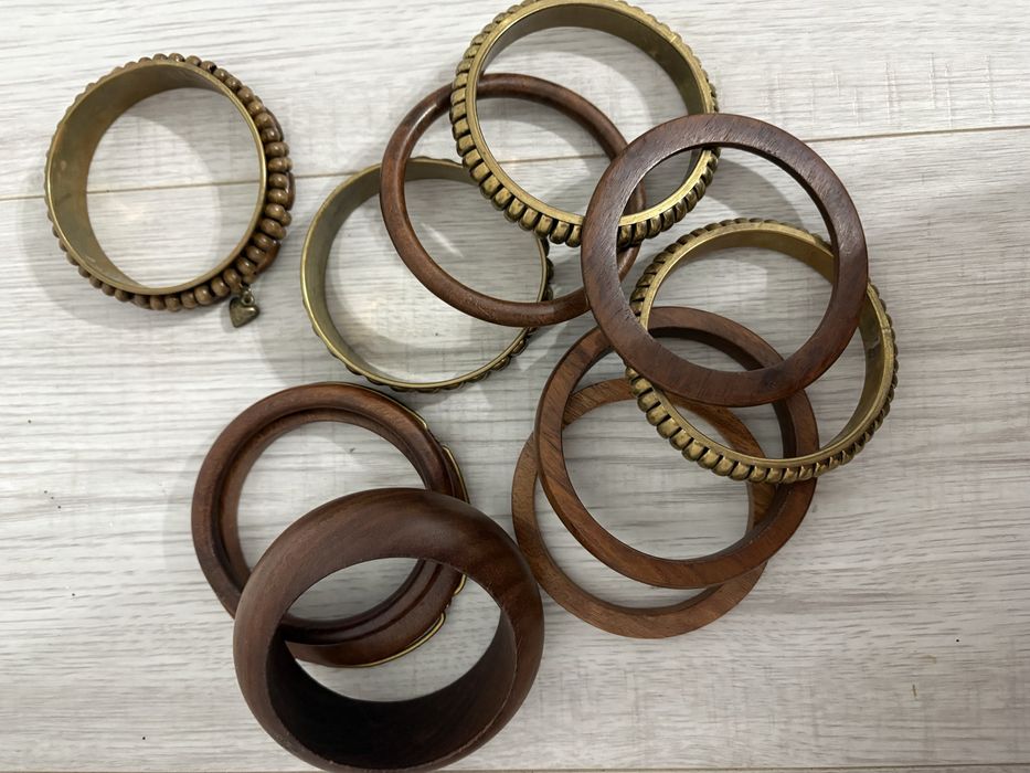zestaw bransoletek typu bangles wykonanych z drewna