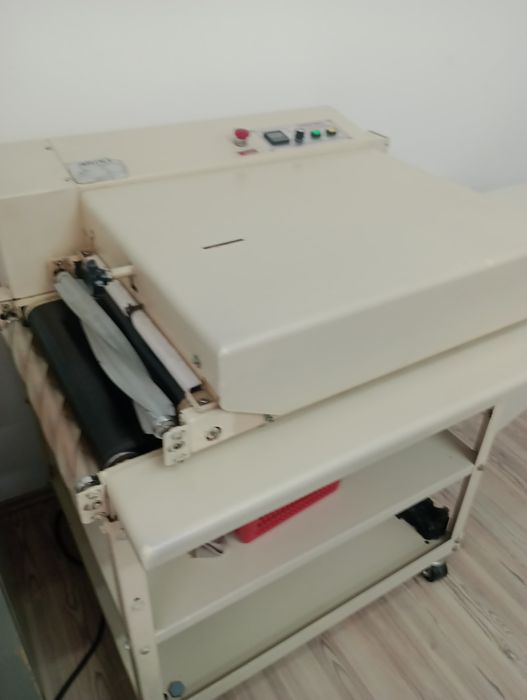 Klejarka odzieżowa taśmowa Oshima 450 GS.