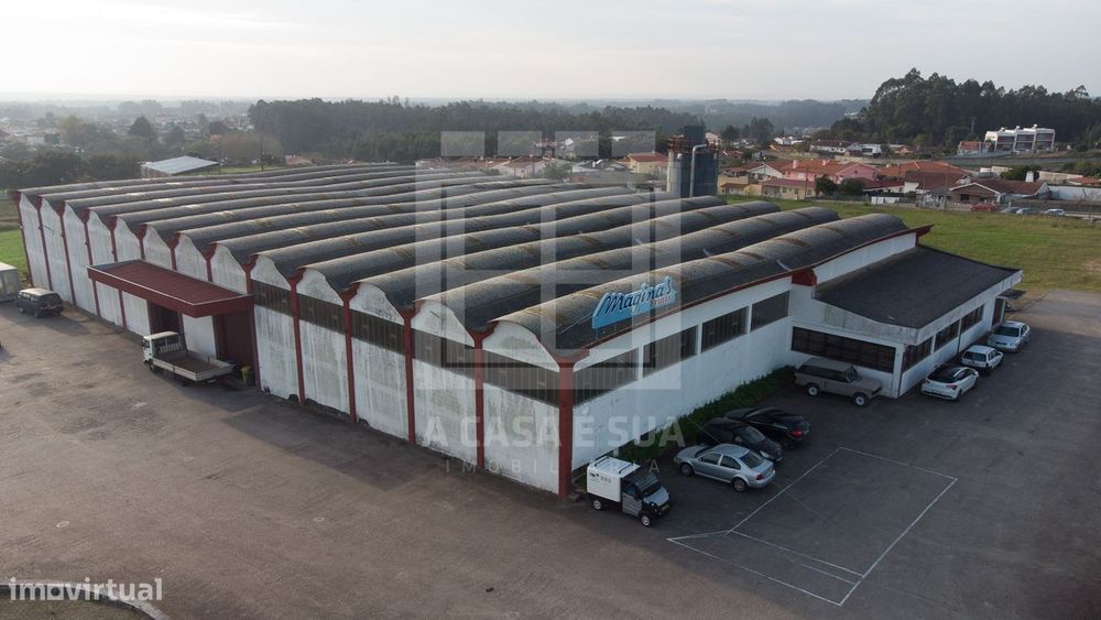 Armazém com excelentes áreas pronto a funcionar