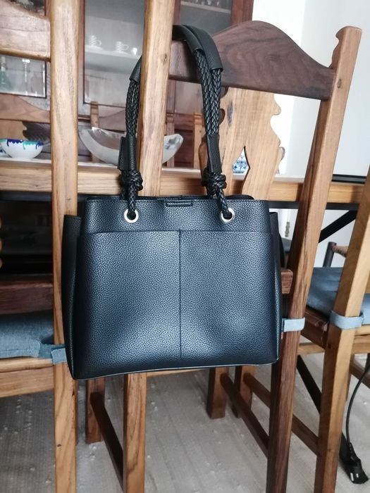 Mala preta com várias bolsas