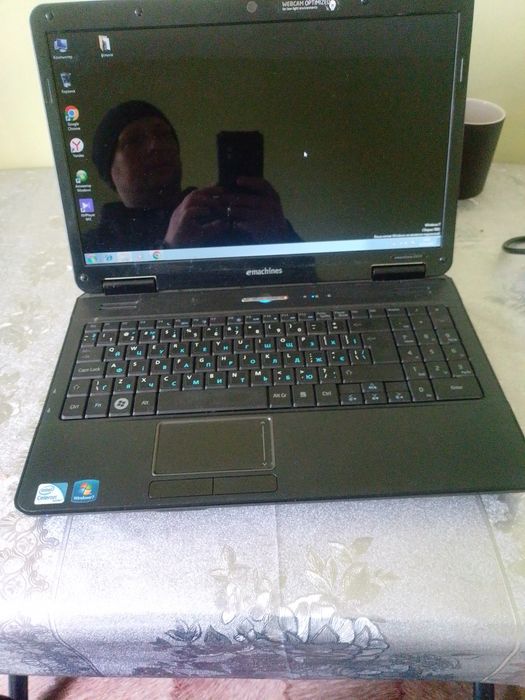 Ноутбук emachines E525