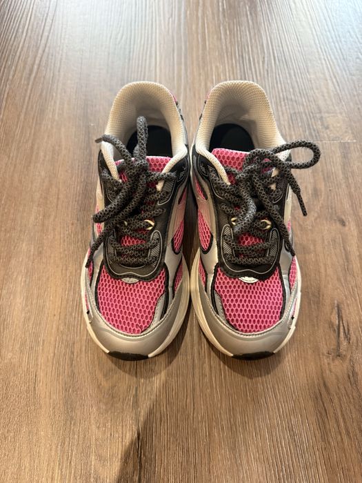 Кросівки Zara, 34, йдуть на 33,5