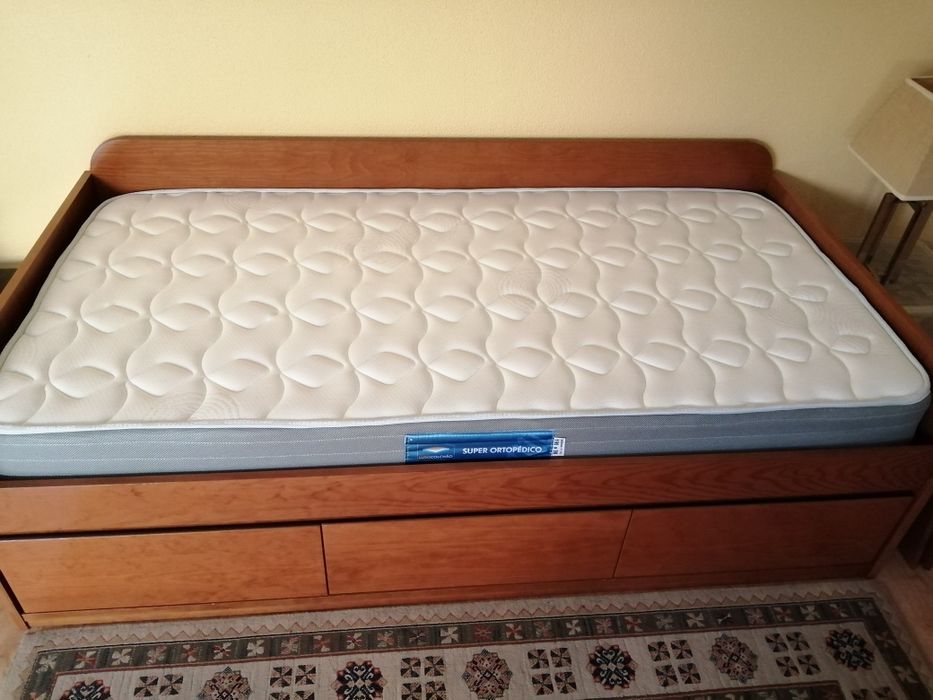 Cama individual com gavetões