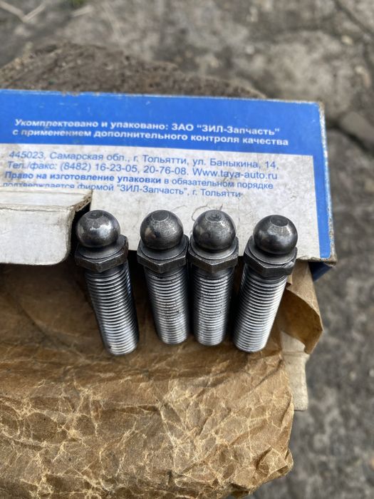 Рекулювальні болти ричагів  клапанів  ваз 21213 нового зразка..
