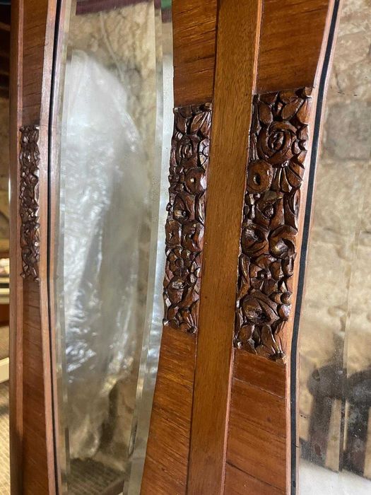 contador antigo com espelho e cadeira