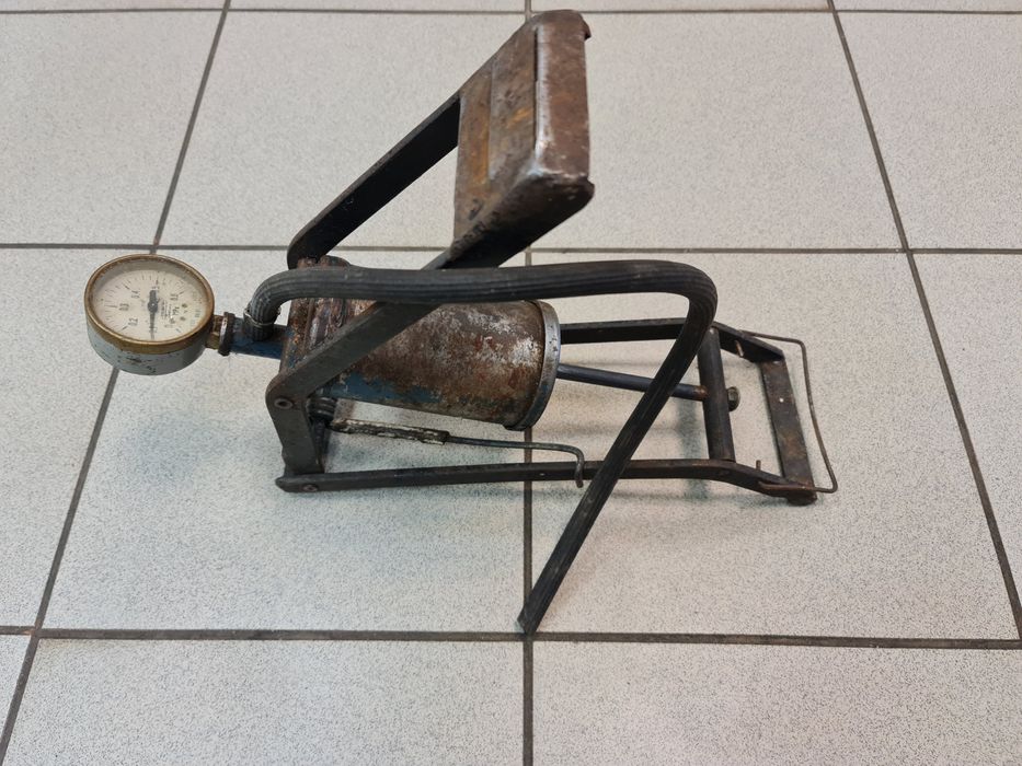 Pompka nożna z dawnych lat