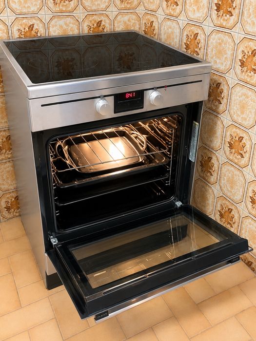Combinado fogão de indução e forno elétrico AEG