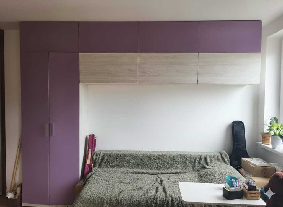 Pojemny zestaw mebli młodzieżowych: szafa ubraniowa, witryna, szafki.