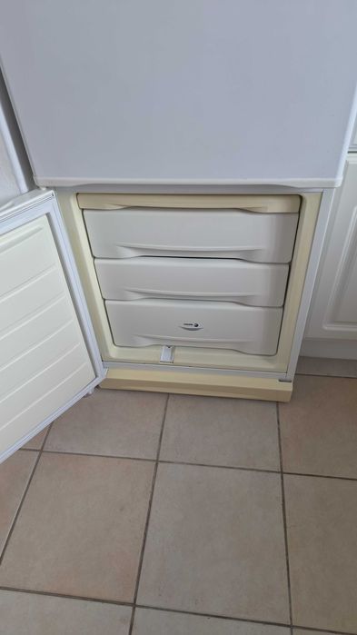 Refrigerator with 3 freezer compartments - works excellently
