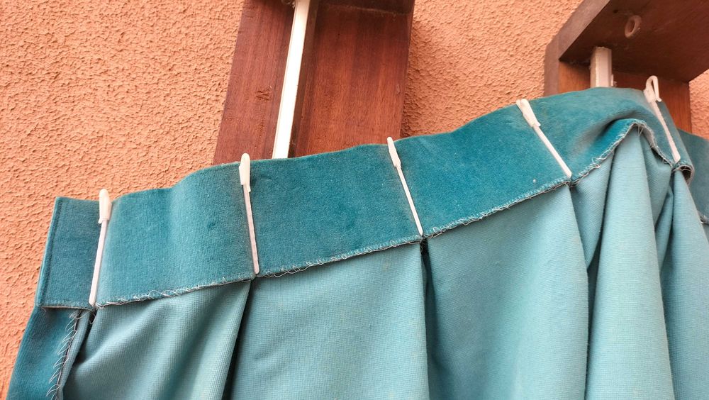 Dois cortinados em veludo azul