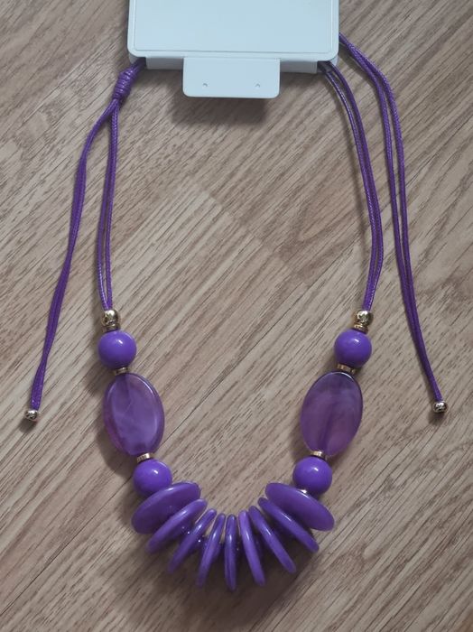 Colar em acrílico roxo de fácil aperto