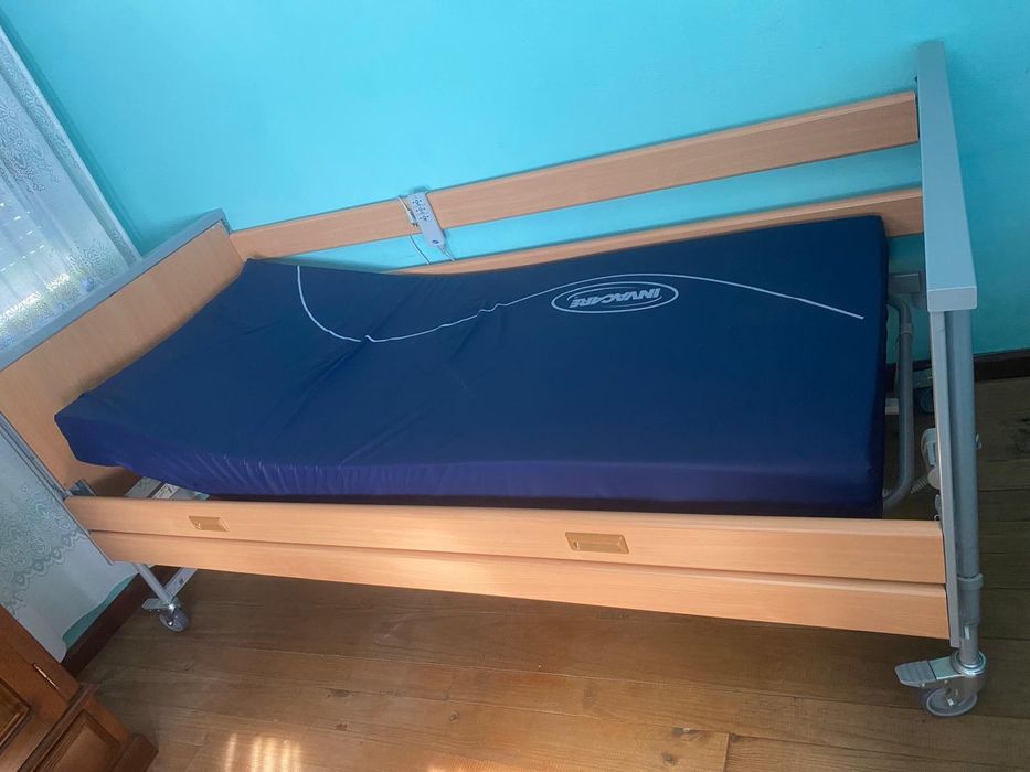 Cama Articulada Elétrica Invacare Estrutura robusta e resistente Ajuste elétrico de posição