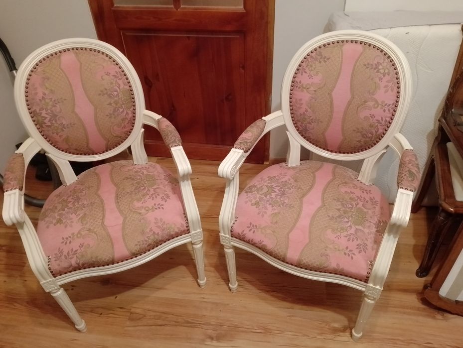 Piękne stylowe foteliki medaliony w białym stelażu  komplet