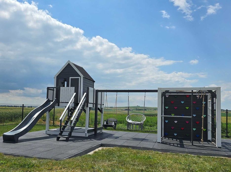 Plac zabaw "mała stodoła" z dużym podestem i małpim gajem, domek