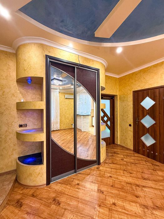 Продається простра квартира з ремонтом в центрі міста