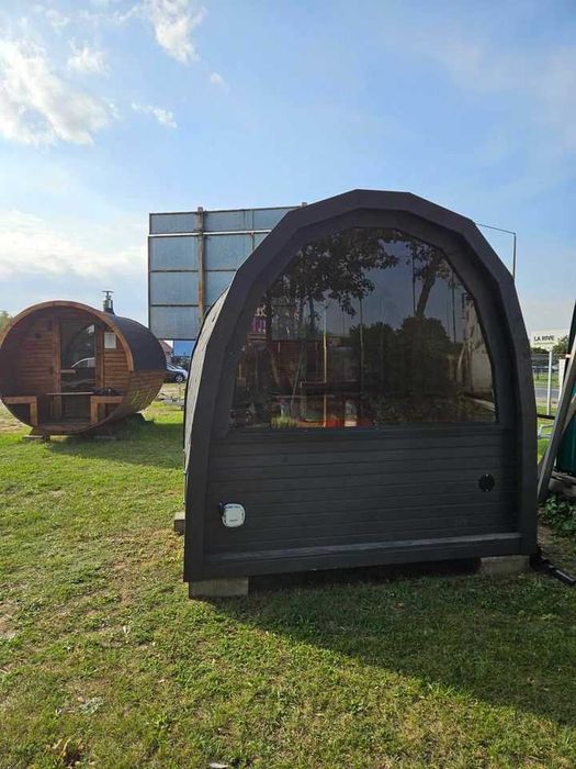 Sauna ogrodowa z piecem opalanym drewnem panorama oświetlenie