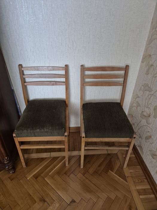 Крісла . Дерев'яні.