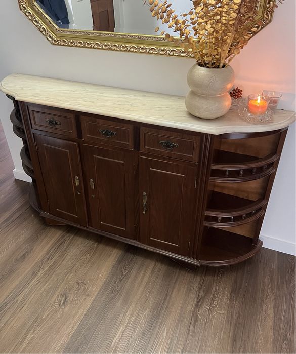 Móvel em madeira e pedra