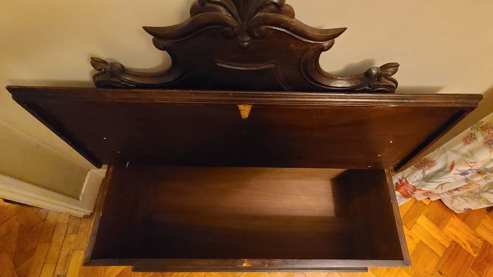Baú e Banco decorativo antigo com talha em madeira maçica.